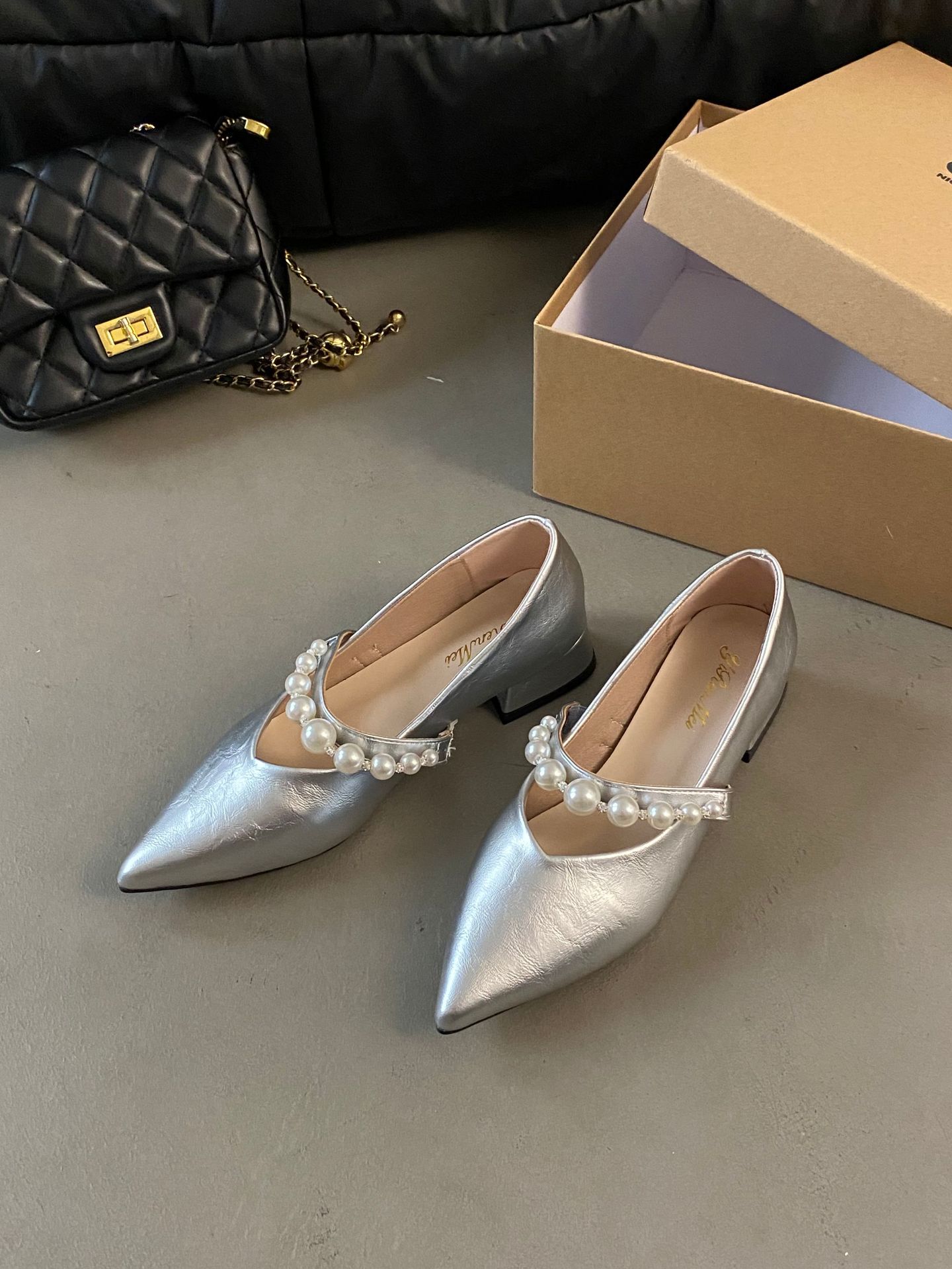 

Французские туфли Мэри Джейн женские туфли весна и лето 2025 новые жемчужное слово с острым носком с юбкой с мелким вырезом одинарные туфли 40 серебряный