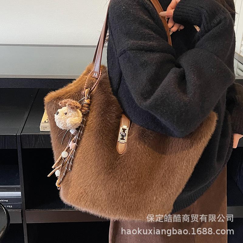 Retro Fluffy Bag Women's Large Capacity 2025 New Autumn and Winter Casual Plush Shoulder Bag Student Class Tote Bag