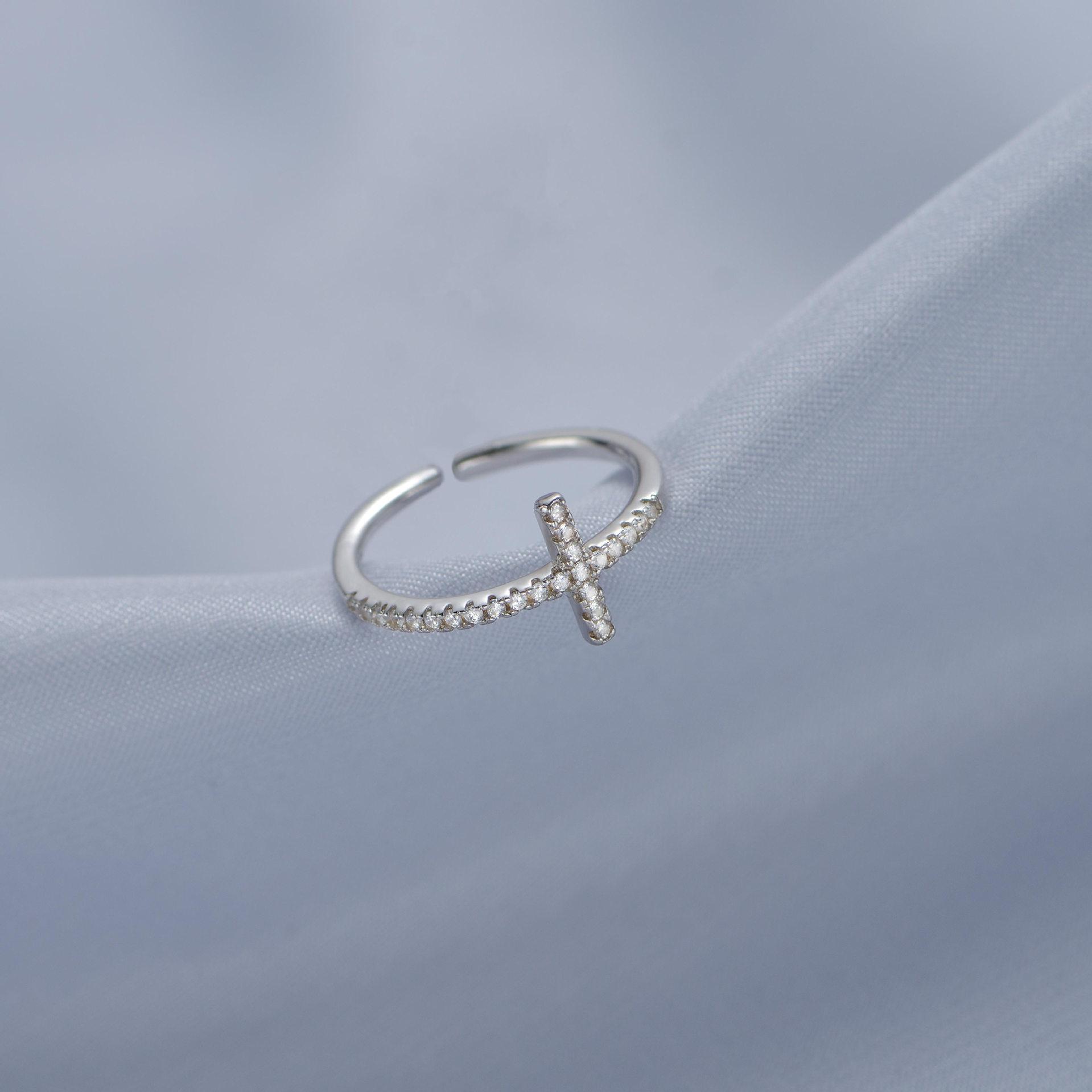 

Кольцо с крестом на указательном пальце и супер-флеш-цирконом, модный нишевый дизайн, женское кольцо-стрела любви. Copper (White Gold)