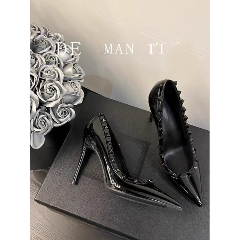 Nieten schwarze High Heels Damen neue vielseitige spitze Zehen flacher Ausschnitt Stiletto Temperament professionelle Lackschuhe