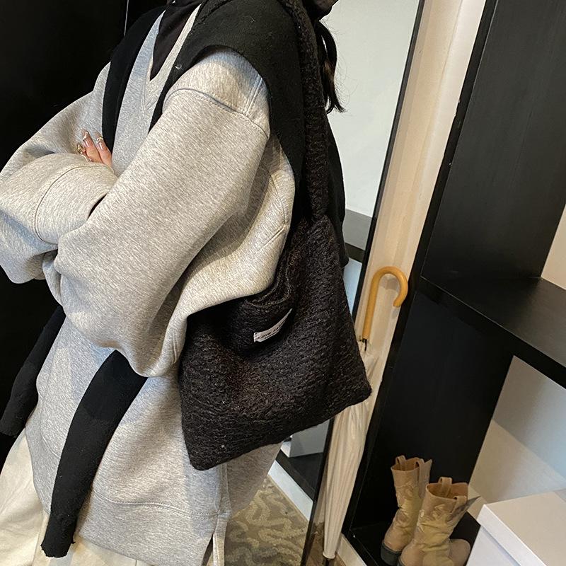 Trend woven bag women's winter new fashion casual plush bucket bag versatile shoulder bag