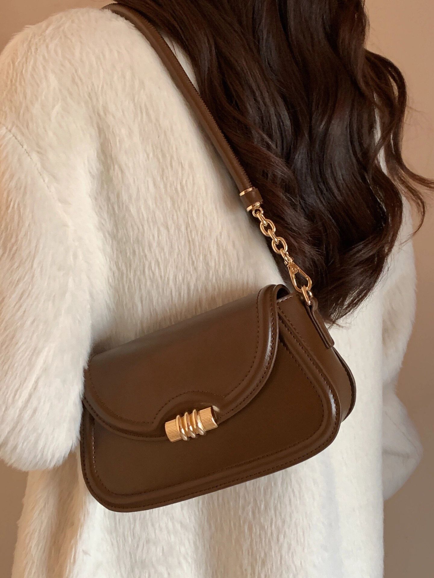 

Сумка подмышку женская новое чувство дизайна универсальная модная маленькая квадратная сумка нишевый дизайн сумочка сумка через плечо темно-коричневого