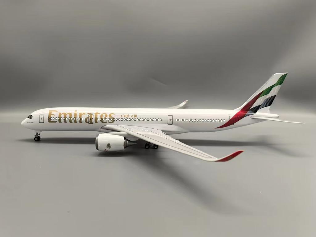 1/142 Scale 43CM Model Airplane Airbus A350 Aircraft UAE/Emirates Airlines Model Light Wheel Diecast Resin Plane Collection Disp