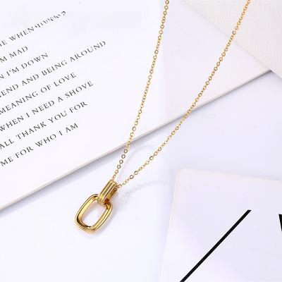 O mesmo colar com pingente de anel duplo geométrico, corrente feminina de nicho leve de luxo premium para clavícula