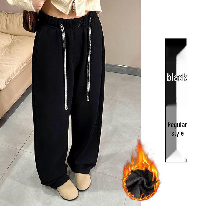 

Женские спортивные штаны в европейском стиле «Скимитар» - Осень/Зима 2024, с плюшевой подкладкой, плотные, уличный стиль, свободный дизайн с широкими штанинами. Extra Large чёрный