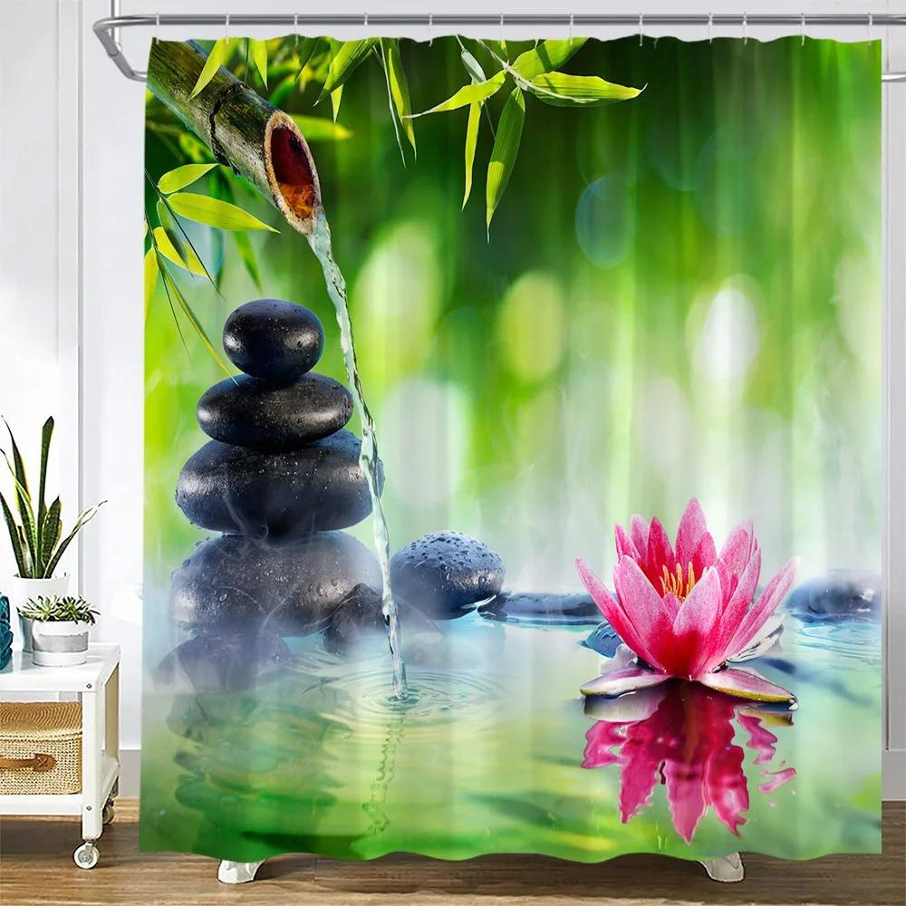 Rideaux de douche en bambou vert zen, fleurs d'orchidée violette et papillons, plantes, pierre noire, décor de salle de bain en tissu avec paysage naturel de spa