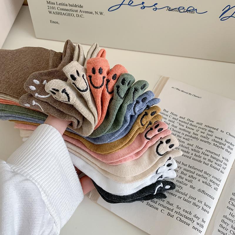 Chaussettes courtes en pur coton pour femmes, Chaussettes courtes de sport respirantes brodées de couleur unie, Chaussettes anti-odeurs et à talon anti-glissement