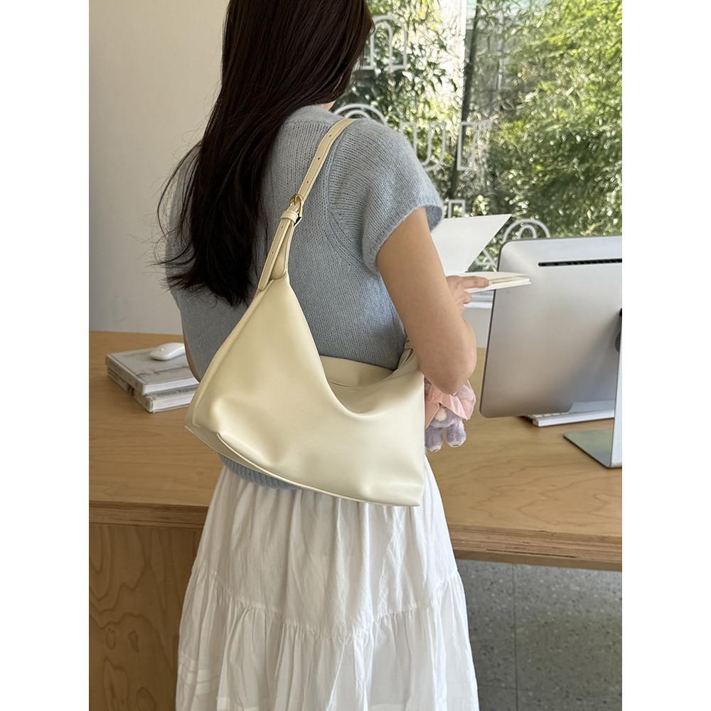 IELGY Korean version of simple underarm bag Joker commuter shoulder slung.