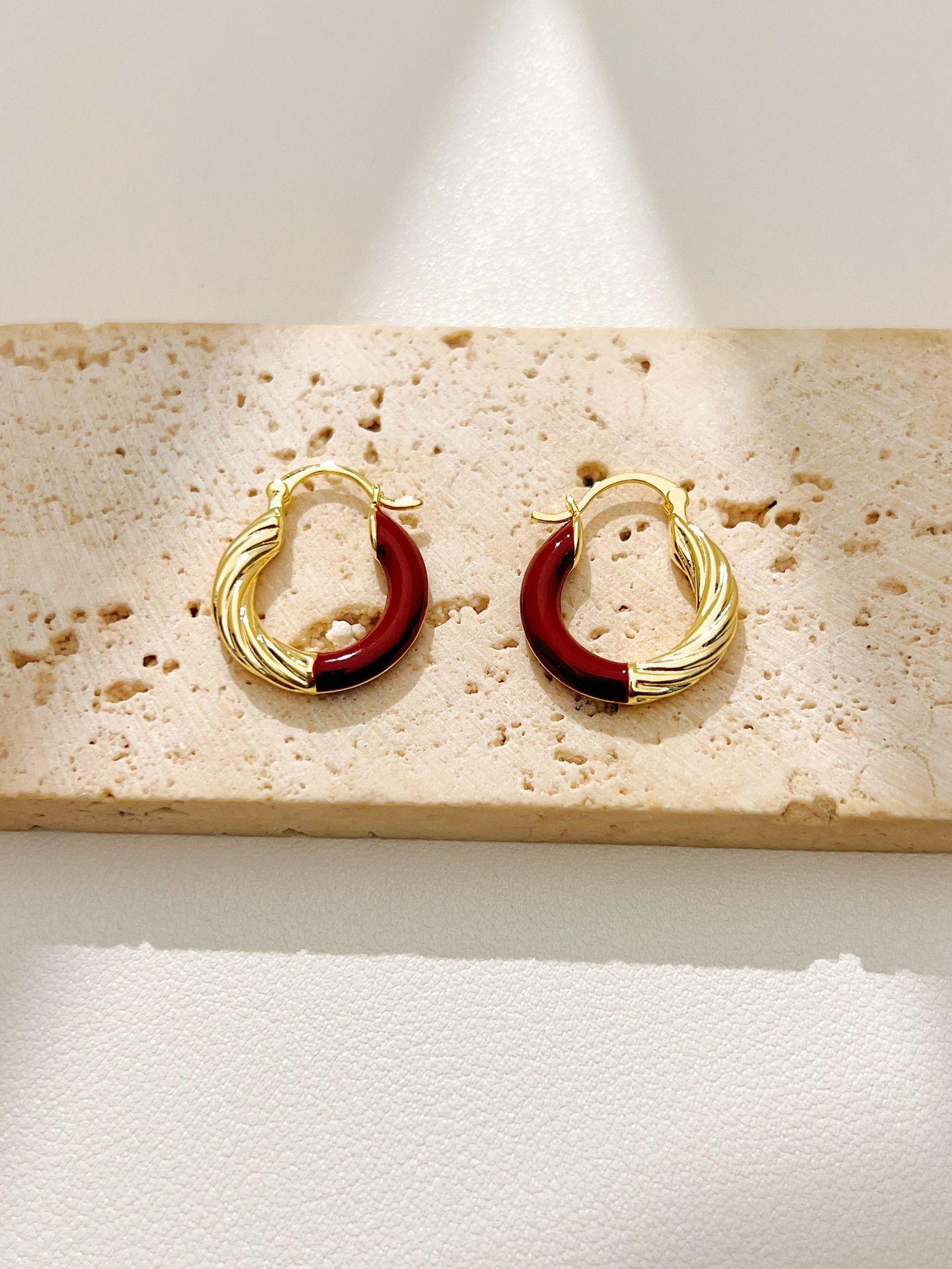 Fashionable and Versatile Oil Painting Brass Earrings, Simple and Elegant Ear Rims, and High-end Ear Buckles красный
