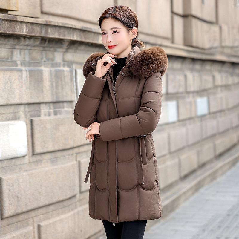 

Куртка из хлопка с большим меховым воротником, приталенного силуэта, средней длины, подчеркивающая темперамент и визуально омолаживающая. L