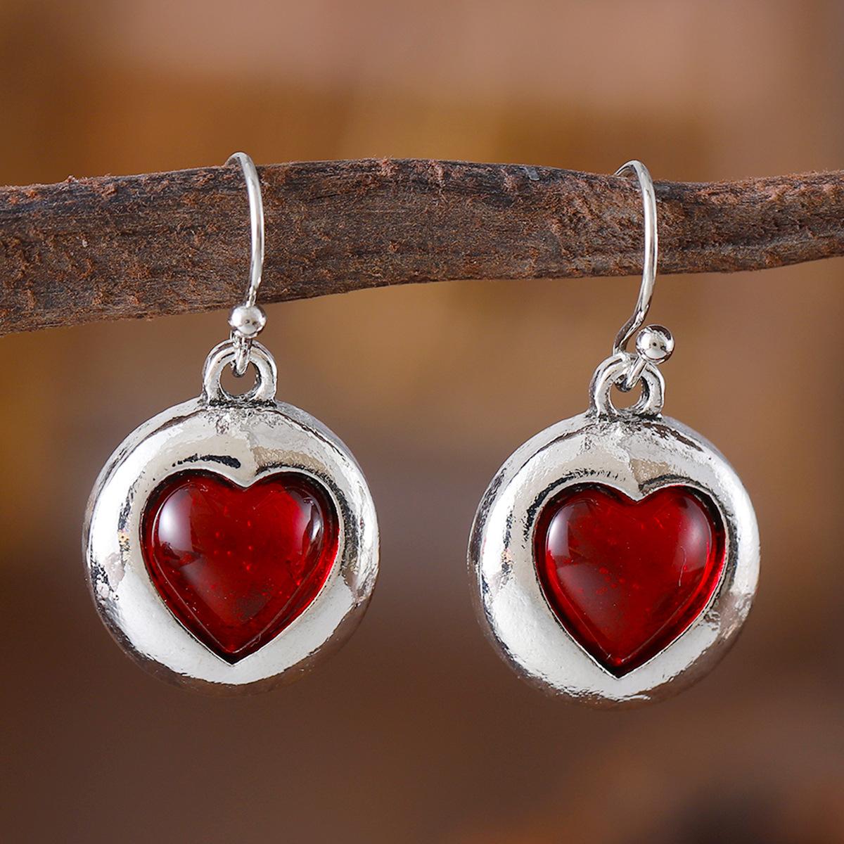 

Круглые серьги в стиле ретро с красным персиковым сердечком и цирконом