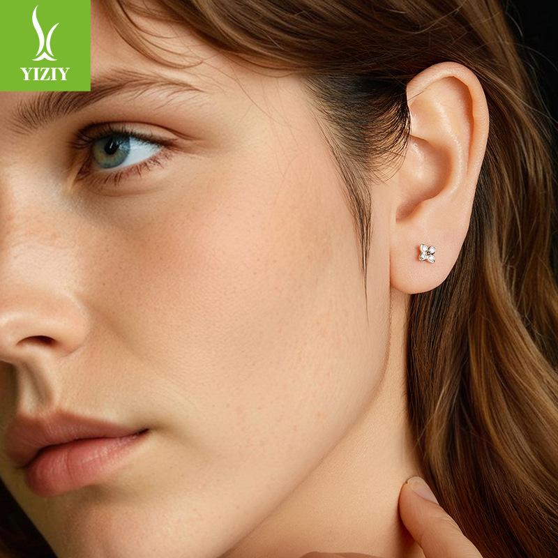 Small Fresh Four-Leaf Clover Moissanite Stud Earrings, Exquisite And Elegant Lucky S925 Silver Stud Earrings.