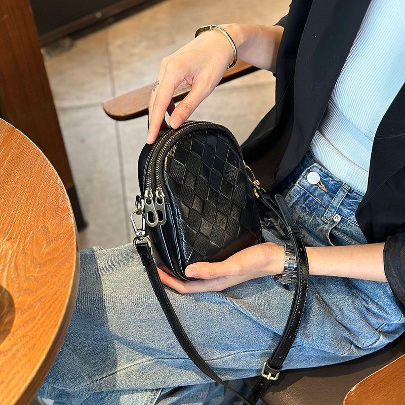 

Популярная в этом году маленькая женская сумка 2025 года, новинка, наплечная сумка-мессенджер, вертикальная мини-сумка для телефона, нишевый стиль, женская сумка из натуральной кожи Black (3110)