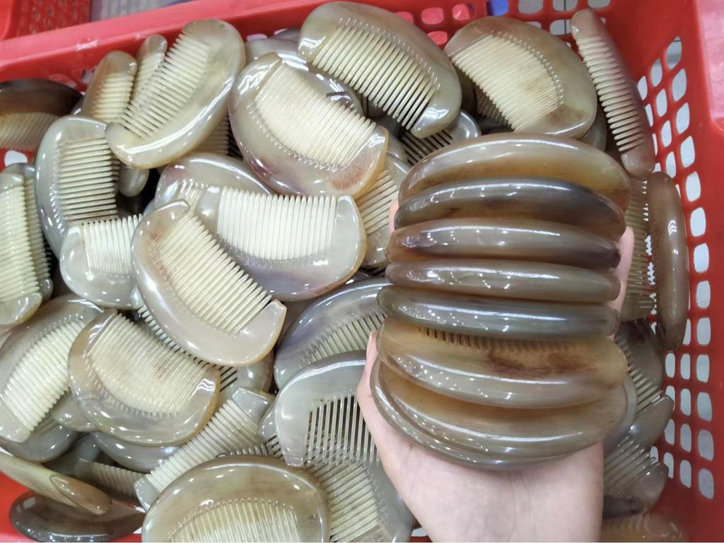 Tragbarer Halbmond-Massagekamm aus Widderhorn - Stiellos, Taschenformat