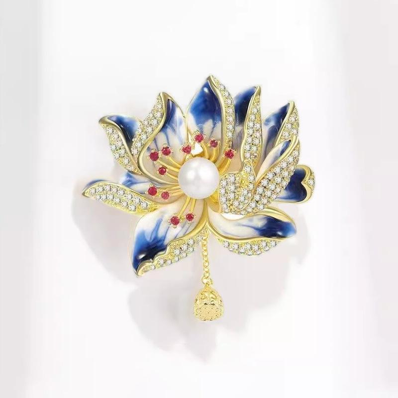 Брошь Лотос Высококачественная женская ретро брошь с жемчужной бахромой Легкая роскошная нишевая дизайнерская булавка с ювелирными изделиями