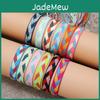 Trendiges Damenarmband mit Rautenmuster und buntem nepalesischem Quasten in Bohemian-Stil
