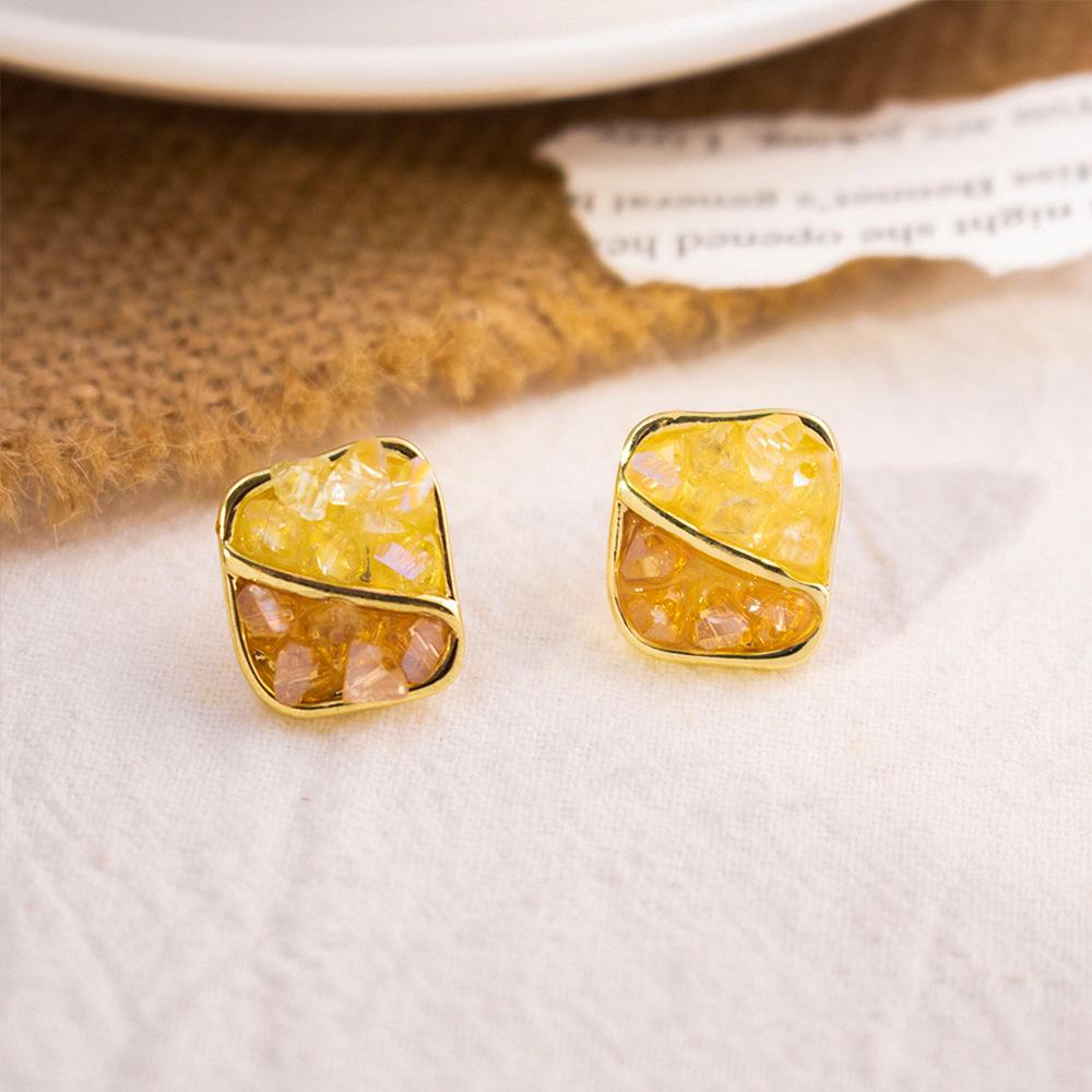 Silver Needle Clover Stud Earrings: Retro Hong Kong Style, Elegant and Fashionable Women's Luxury Jewelry.