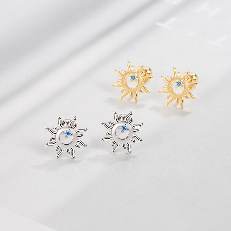 

Серьги-пусеты Солнце с голубыми бриллиантами 2022: Полый дизайн, на винте, простая роскошь Platinum Blue Diamond Sun Stud Earrings