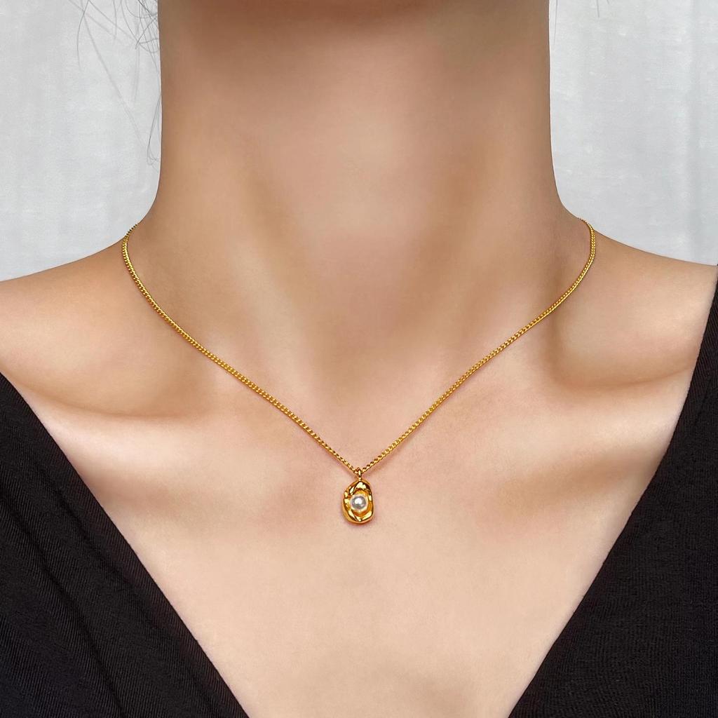 Halskette aus 18 Karat Gold mit Anhänger aus Titanstahl - Trendige Damen-Schlüsselbeinkette