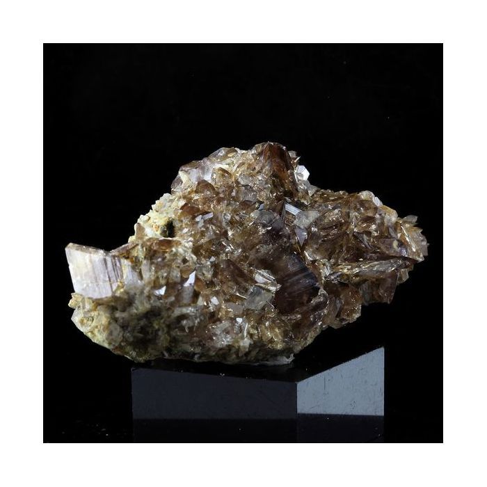 Pierres et Minéraux. Axinite. 112.0 ct. La Balme d'Auris, Bourg d'Oisans, Isère, France..