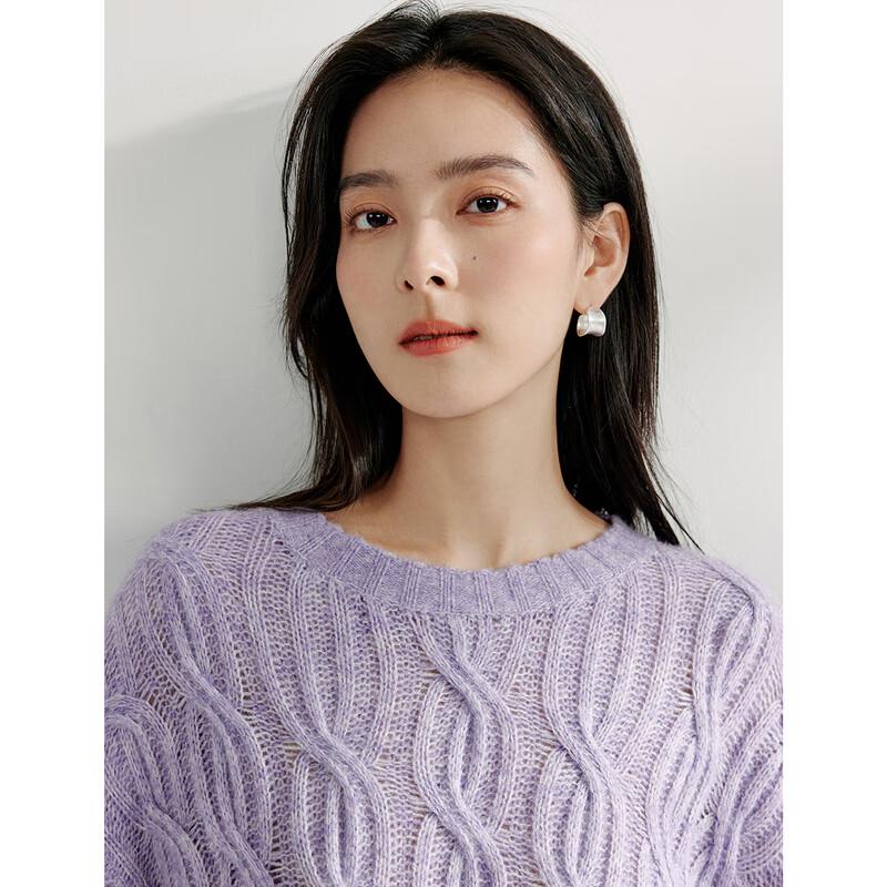 

Женский свитер свободного кроя с мягкой кабельной вязкой и приспущенным плечом M