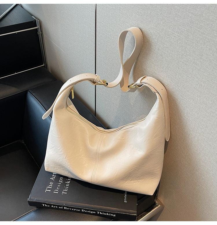 Retro bag women's large capacity autumn and winter versatile casual shoulder messenger bag commuter dumpling bag