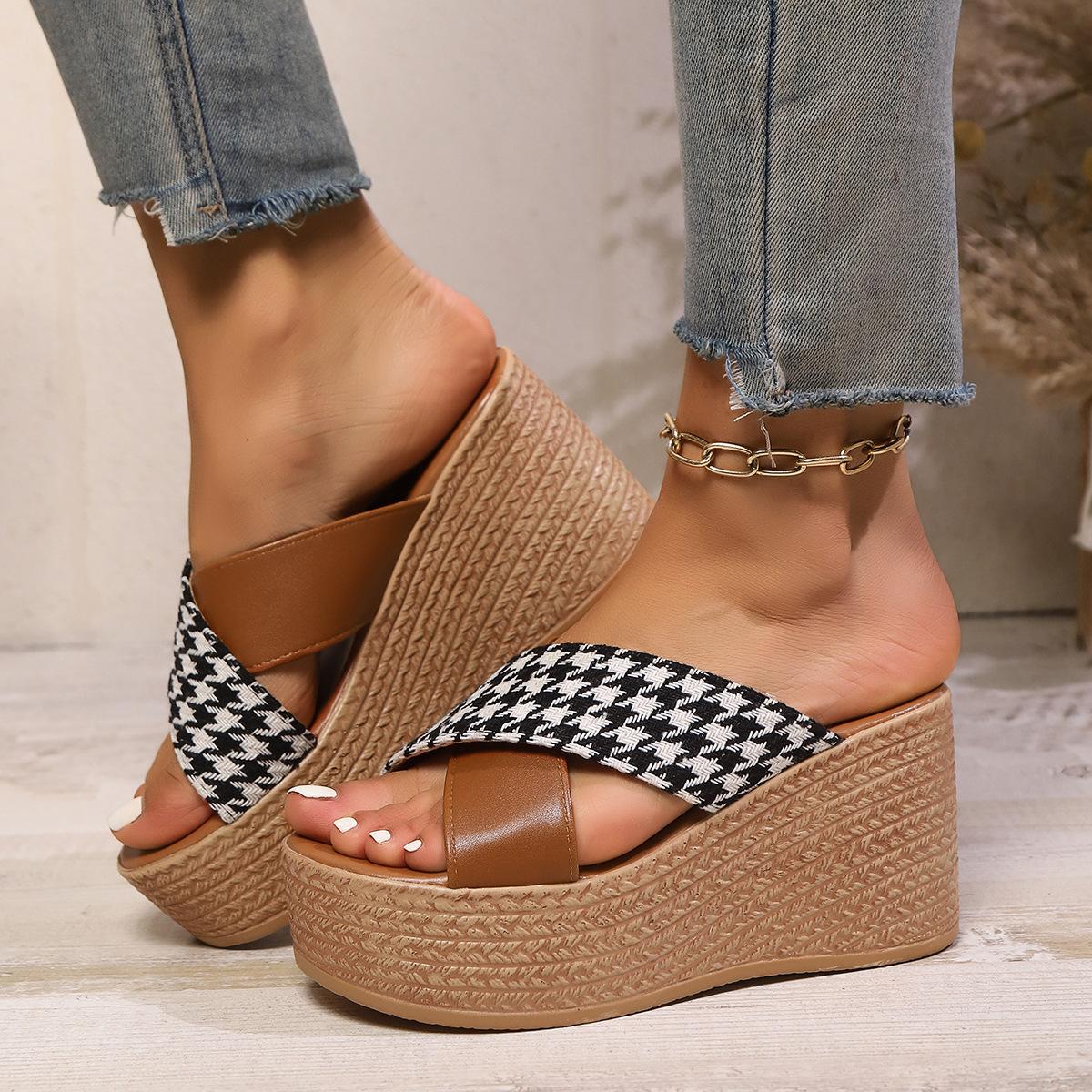 

Platform slippers women s 2025 spring and summer Korean version of the new fashion cross leopard print plaid wedge heel one-word cool slippers 43