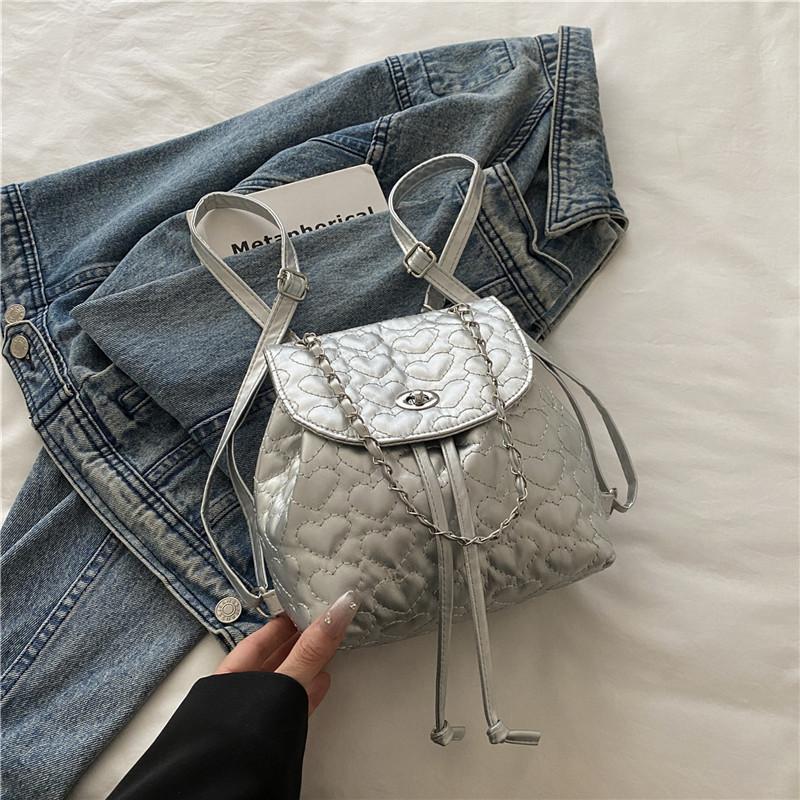 

Small fresh and fashionable going out shopping 2025 new solid color texture foreign style tide chain love shoulder small backpack bag серебряный