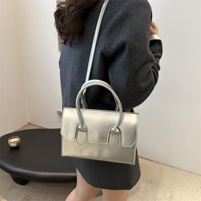 Simple and fashionable single shoulder small square bag women's 2025 autumn new trendy and beautiful niche design popular messenger bag