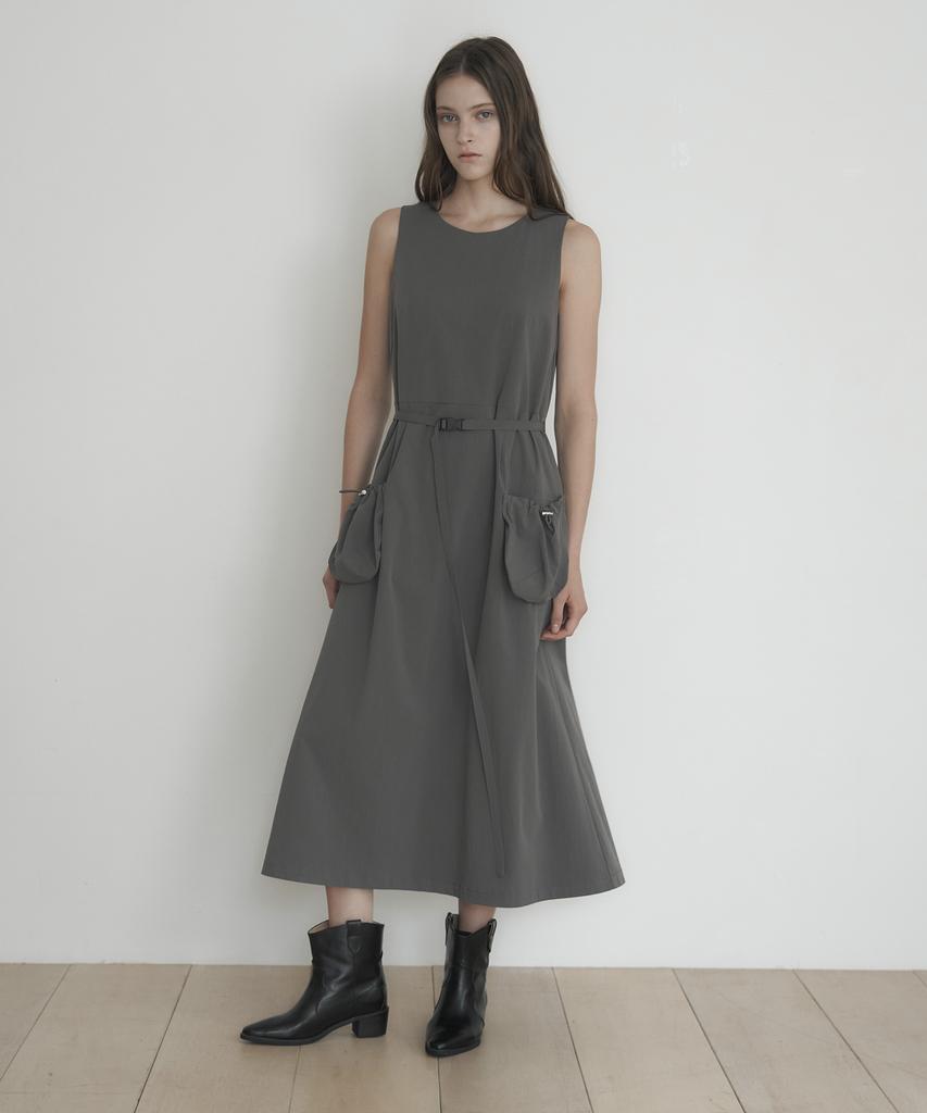 Mosyupamosyu Strap Out-Pocket Dress [Charcoal]