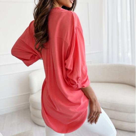 Einfache und locker sitzende einreihige einfarbige Bluse mit halboffenem Kragen