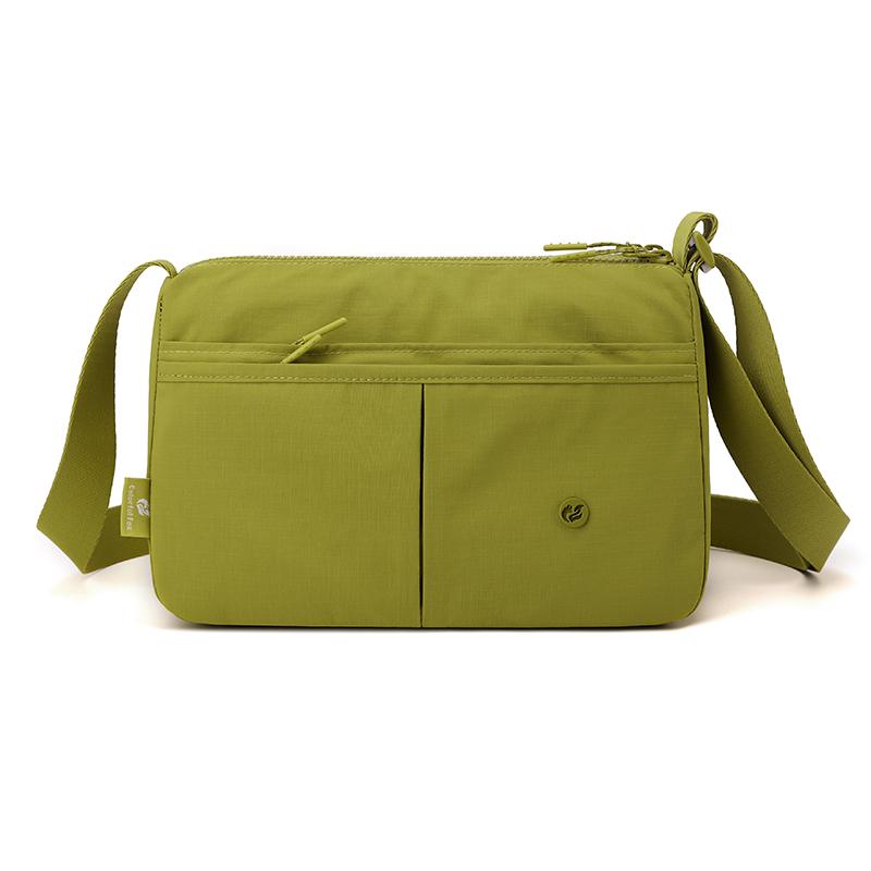Borsa a tracolla sottile con tasche frontali e tracolla regolabile in nylon tinta unita