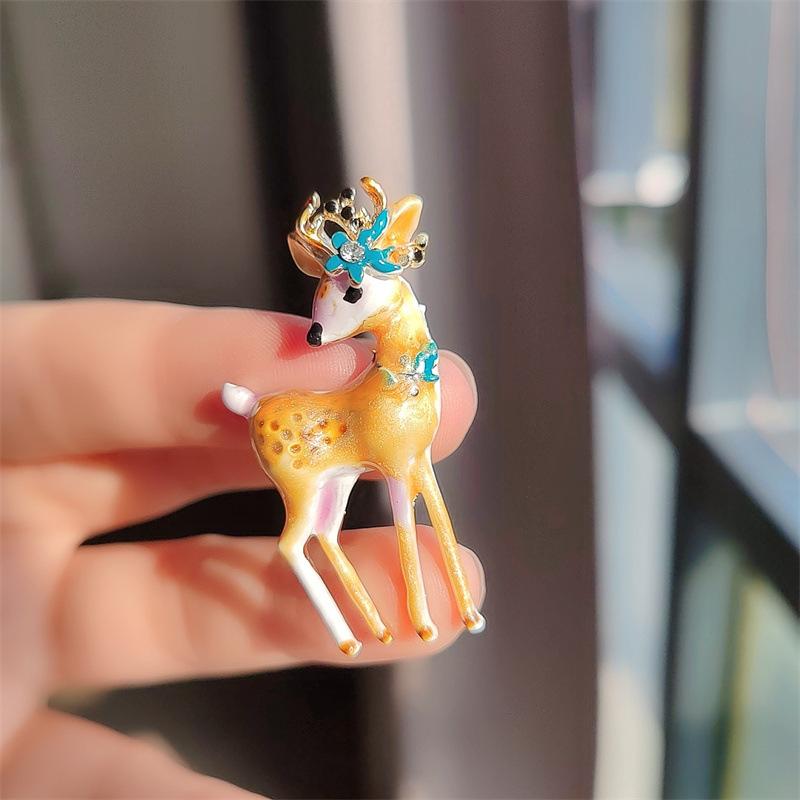 Seria de Crăciun Broșă de cerb Sika cu picurare drăguță, personalitate simplă, ace de animal dulce, la fel pentru bărbați și femei