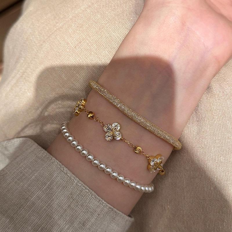 Xiaohongshu Golden Crushed Ice Laser Four-Leaf Clover Bracelet - Vintage Luxurious Stackable Hand Jewelry