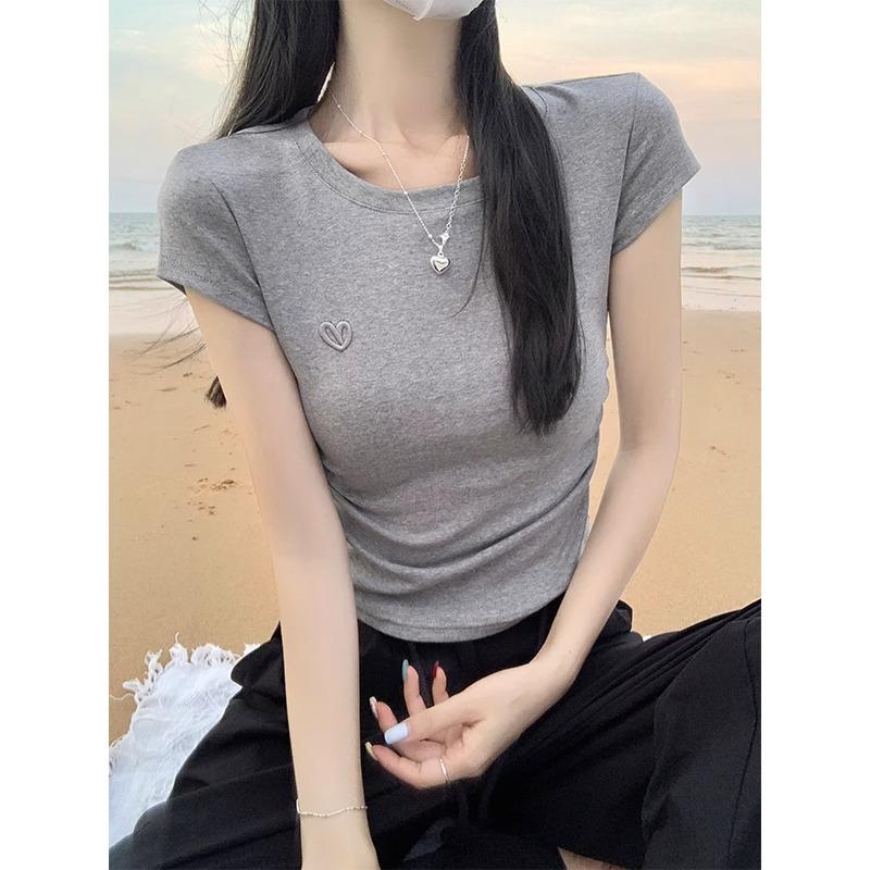 Bordowy T-shirt damski z haftem na ramionach, krótki, odsłaniający pępek, prześwitujący, plisowany, dopasowany, niszowy, letni, z okrągłym dekoltem i krótkim rękawem