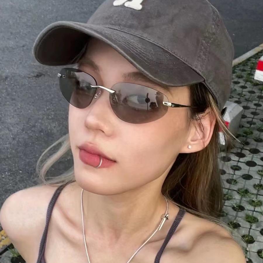 Retro European and American Style Frameless Oval Sunglasses for Women, UV Protection and Sunshade.