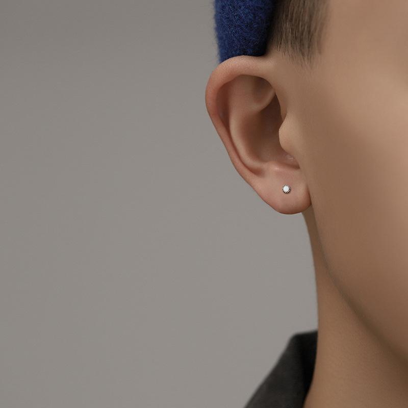 Minimalist men's earrings with a high-end feel, trendy single piece for ear piercing, cool and stylish niche men's earrings