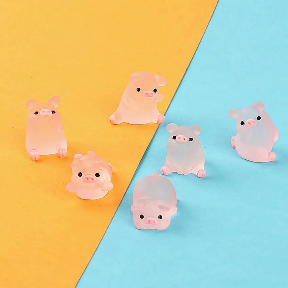 Ein Set aus sechs niedlichen Harz-Glüh-im-Dunkeln-Ferkel-Ornamenten, DIY-Schlüsselanhänger, Mikro-Landschaftszubehör, Heim-Desktop-Autodekoration