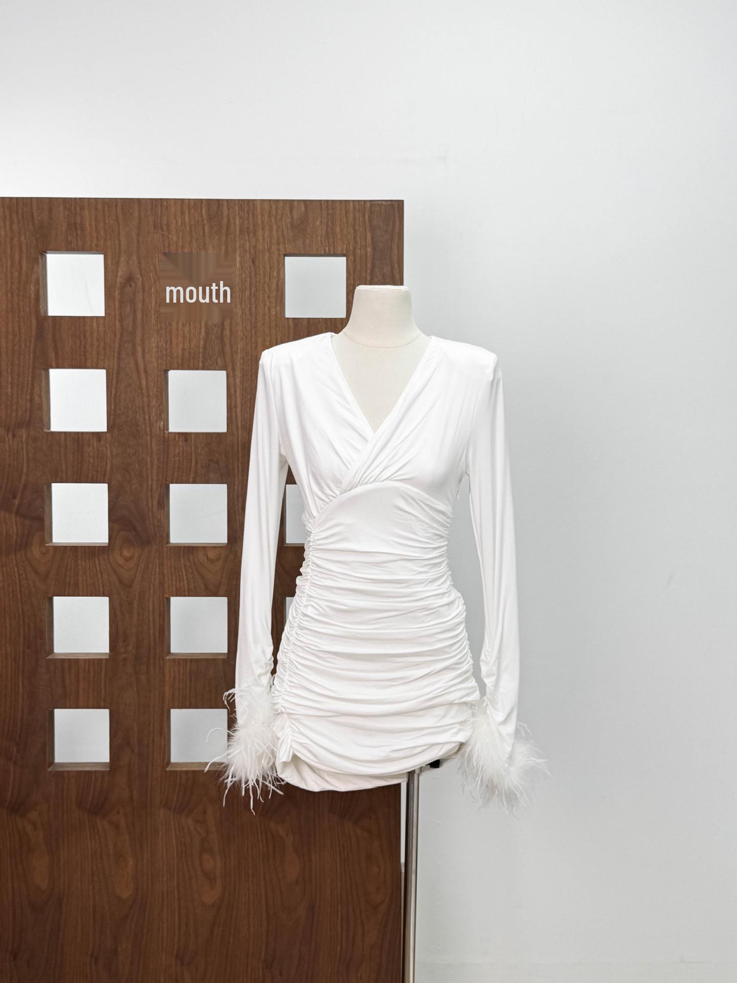 

Elegant V-Neck White Feather-Cuff Bodycon Dress Small білий