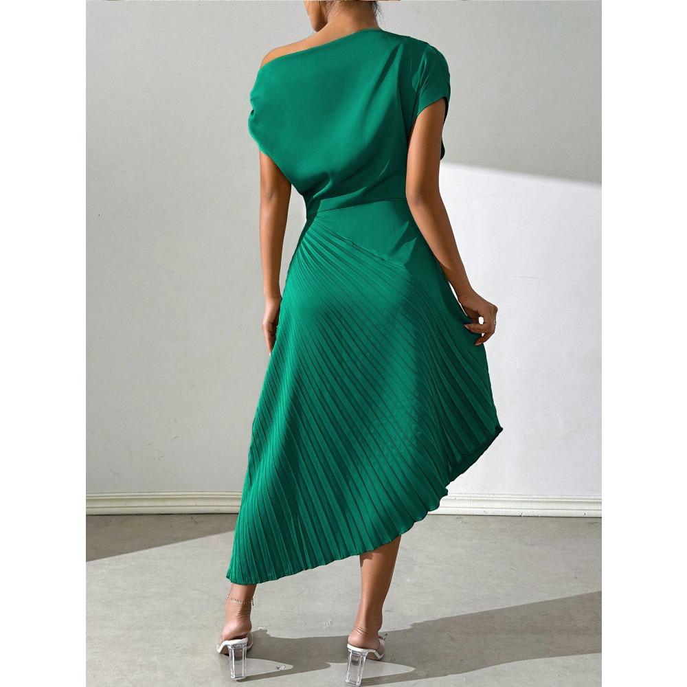 Sommar ny elegant sned axel en-ords krage plisserad höftomslutande design oregelbunden klänning dam