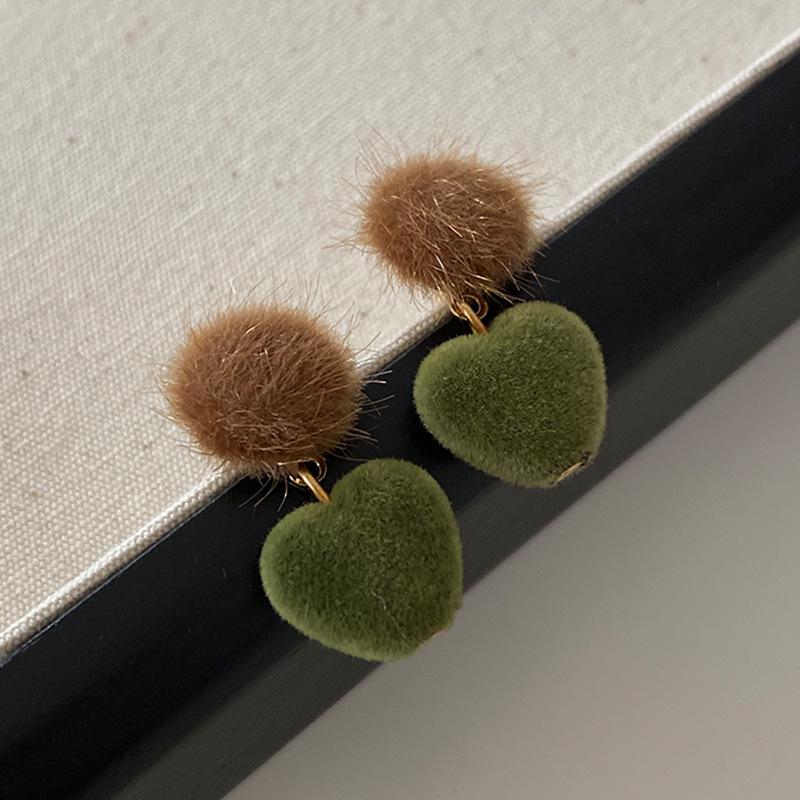 

Сережки Любові Б: Розкішні нішеві сережки з срібною голкою, що представляють нові осінньо-зимові європейські та американські стилі з легким розкішним ароматом.