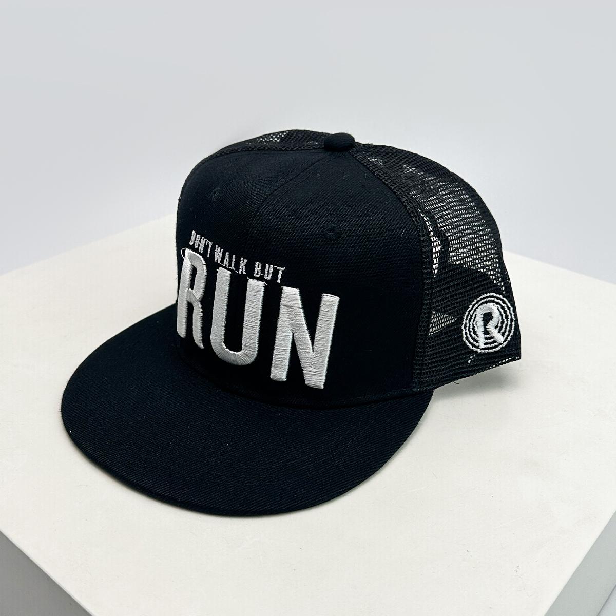 Neue Unisex-Baseballkappen mit gestickten Run-Buchstaben, Farbblock-Sonnenschutz, Hip-Hop, Vielseitig, Trucker-Kappen, Flaches Schild, Mode, Persönlich 52-60cm black