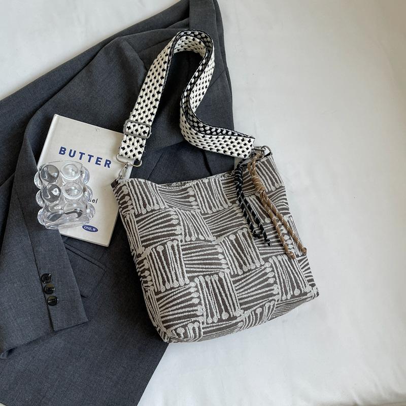 

Fashion retro messenger bag niche commuter tote bag Korean 2024 summer new simple large-capacity shoulder bag темно-коричневого кольору