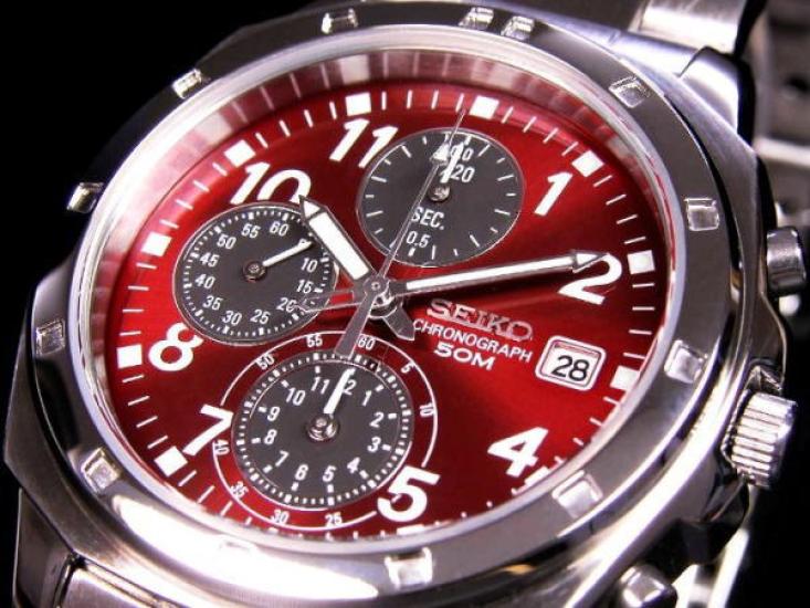 Seiko Relógio Cronógrafo Masculino SND495P, Mostrador Vermelho Vibrante, Quartzo de Precisão 1/20 de Segundo, Pulseira de Aço Inoxidável, Resistente à Água 50m, Autêntico JDM