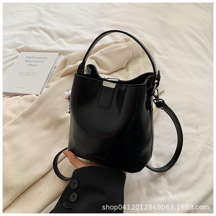 

2025 новая портативная сумка-ведро маленькая сумка модная взрывная сумка-мессенджер корейская версия нишевая ins сумка-мессенджер для通勤 женская сумка на плечо чёрный