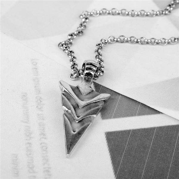 Luminous Glowing Arrow Pendant Necklace Knight Spear Necklace Glow In The Dark Pike Necklace for Wo Luminous Glowing Arrow Pendant Necklace Knight Spear Necklace Glow In The Dark Pike Necklace for Wo