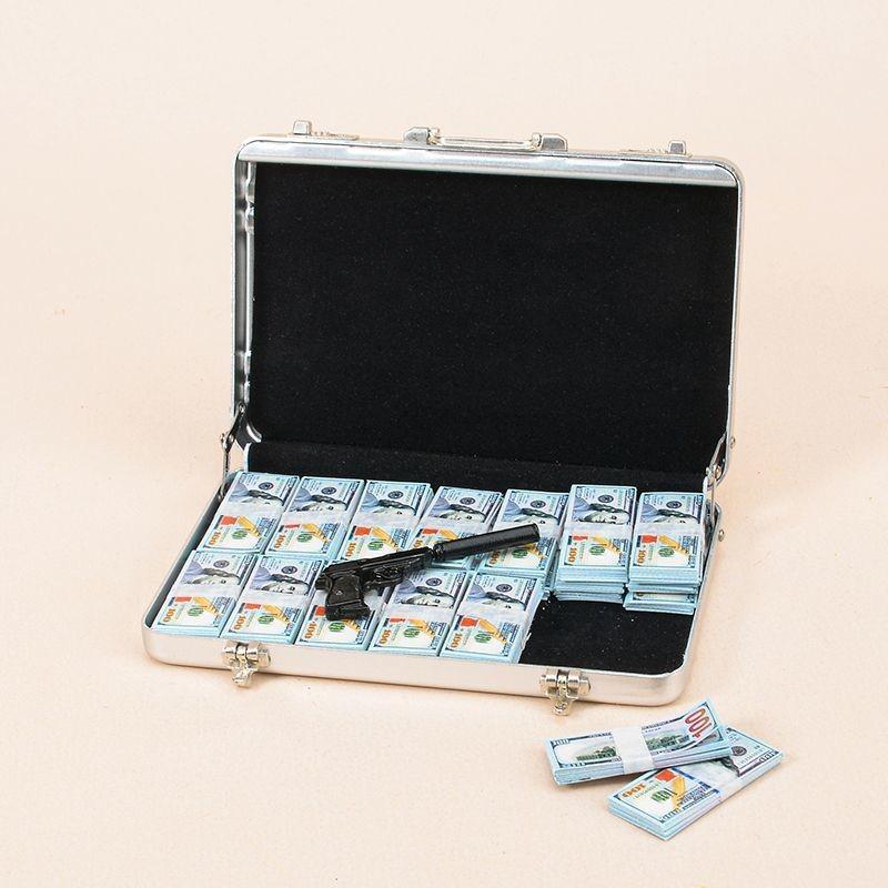 

1 комплект кукольного домика, миниатюрный чемодан из алюминиевого сплава, золотой слиток, оружие, стреляющие игрушки, модель, пароль, наличные, копилка, модель, детская игрушка золотой