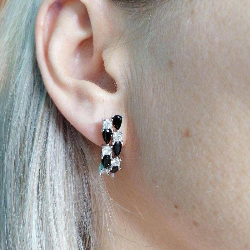 Huitan Boucles d'oreilles créoles CZ noires et blanches pour femmes Nouveaux accessoires féminins à la mode Design tendance Bijoux de mariage à porter au quotidien