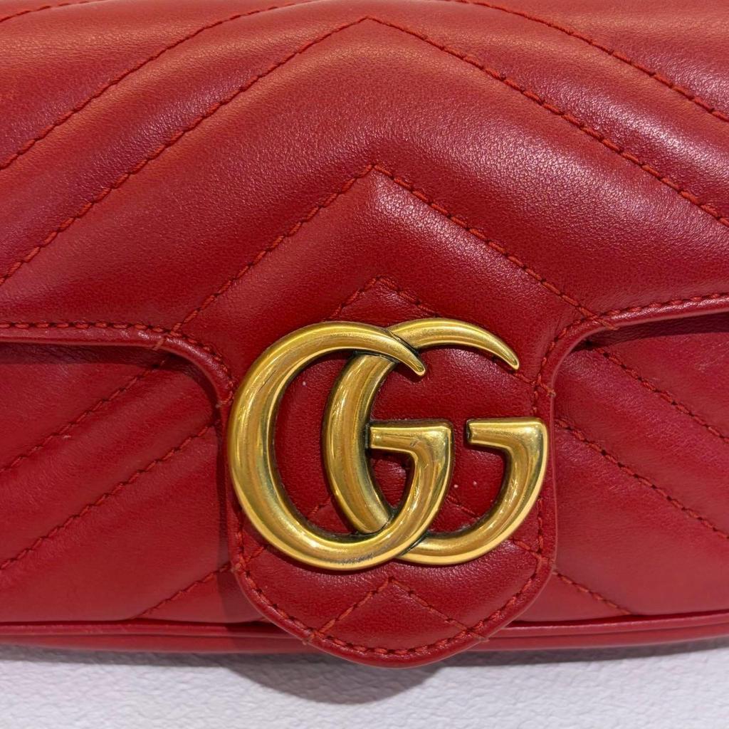 [Używana] Mini torebka na ramię GG Marmont z pikowanej skóry z metalowym logo w stylu vintage - Bardzo dobra #4OY3JI