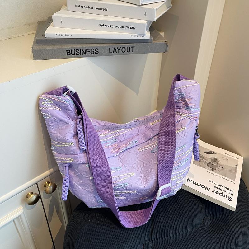 

Today s popular large-capacity color thread cloth bags, wide shoulder straps, messenger bags, trendy versatile dumpling bags, women s bags.